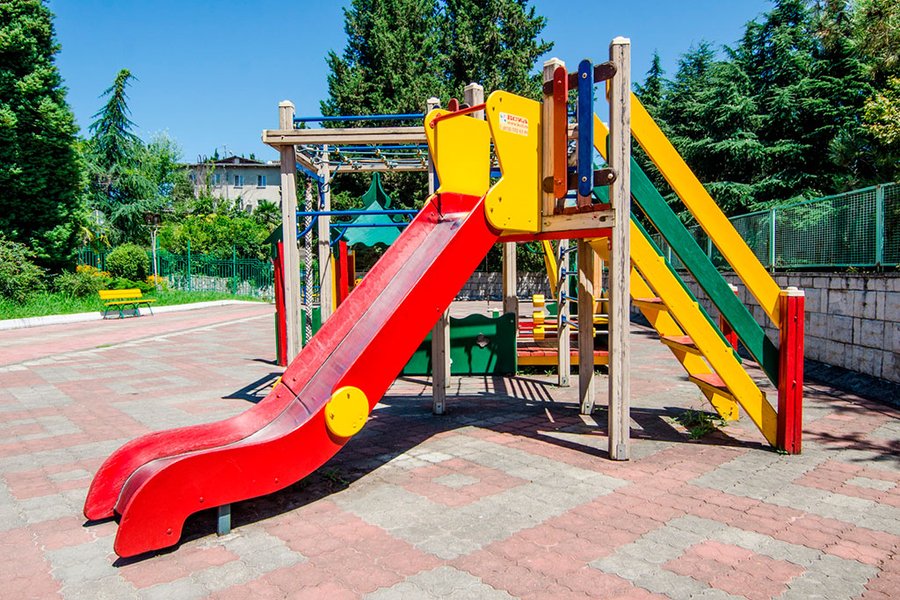 Горка на детской площадке пансионата «Орбита-1» — фото 2